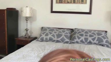 Рыжая модель подрочила пизду и начала сосать другу хер