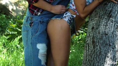 Парень дровосек в лесу трахается нежную брюнетку