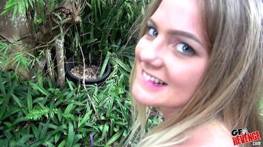 Пацан развел блондинку на уличный минет с заглотом кончи