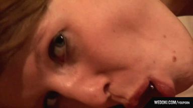 Красотка сосет пластиковый дилдо перед вебкой на полу комнаты