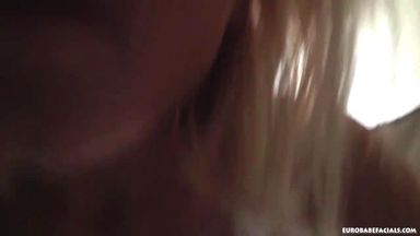 Агент выдает толстый хуй за щеку послушной блондинке перед камерой