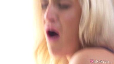 Зрелый мужик в рубашке уговорил на минет блондинку, достав из ширинки вставший член