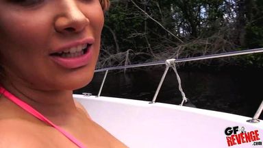 Девушка в бикини на катере занимается сексом