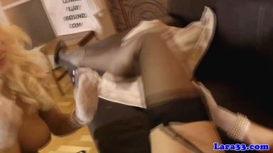 Девушка лижет небритую писюлю подруги в чулках и слизывает смазку