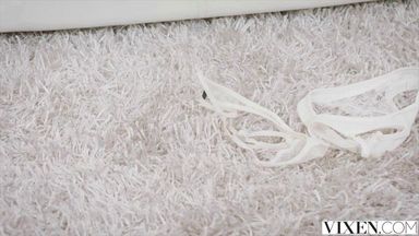 Две молоденькие нимфетки соблазнили мужика на секс втроем