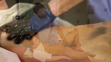 Гинеколог мастурбирует молодой девушке в перчатках во время осмотра