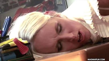 Зрелая блондинка нагнула мужика раком и присунула его лица к своей пилотке 